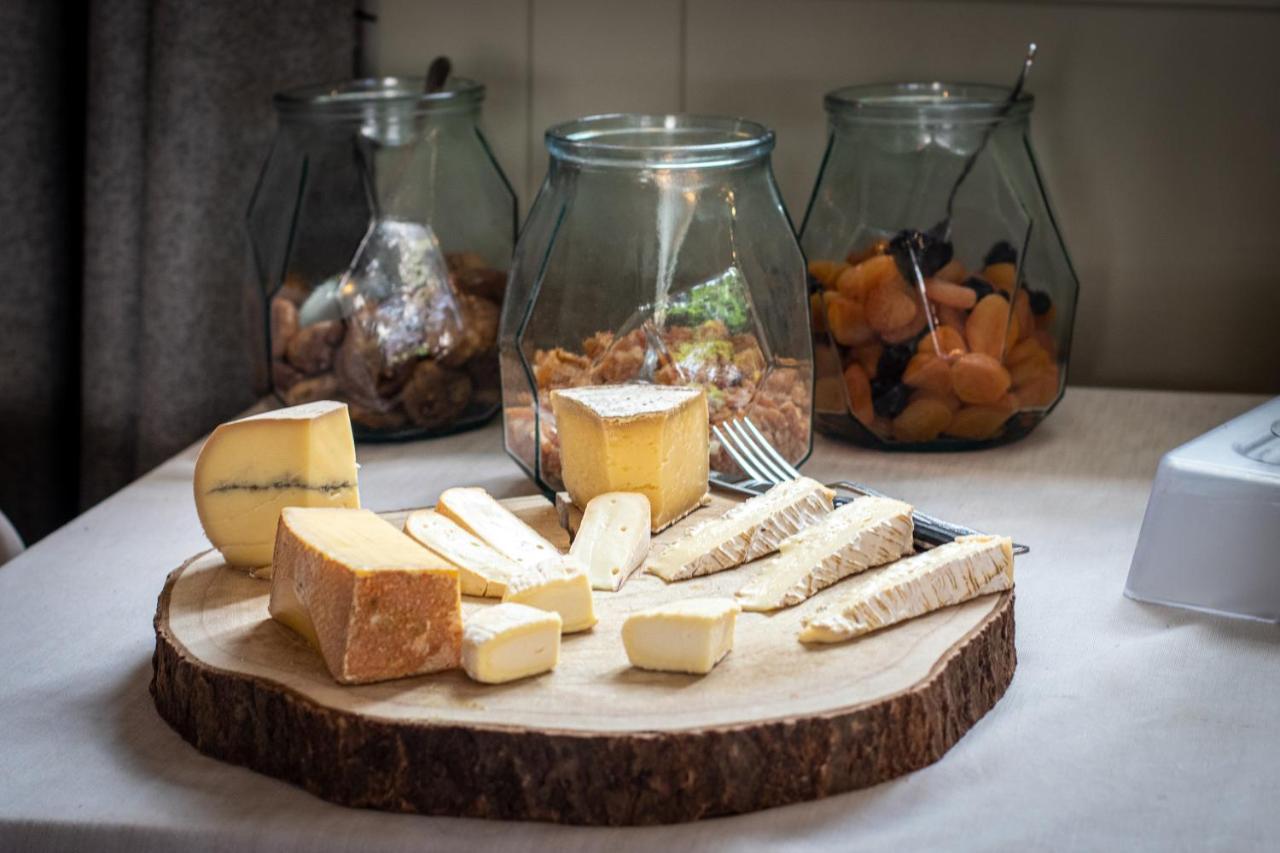 Logis Hotel Tante Yvonne & Son Restaurant Semi-Gastronomique - Lyon Nord 쿠엔시우 외부 사진