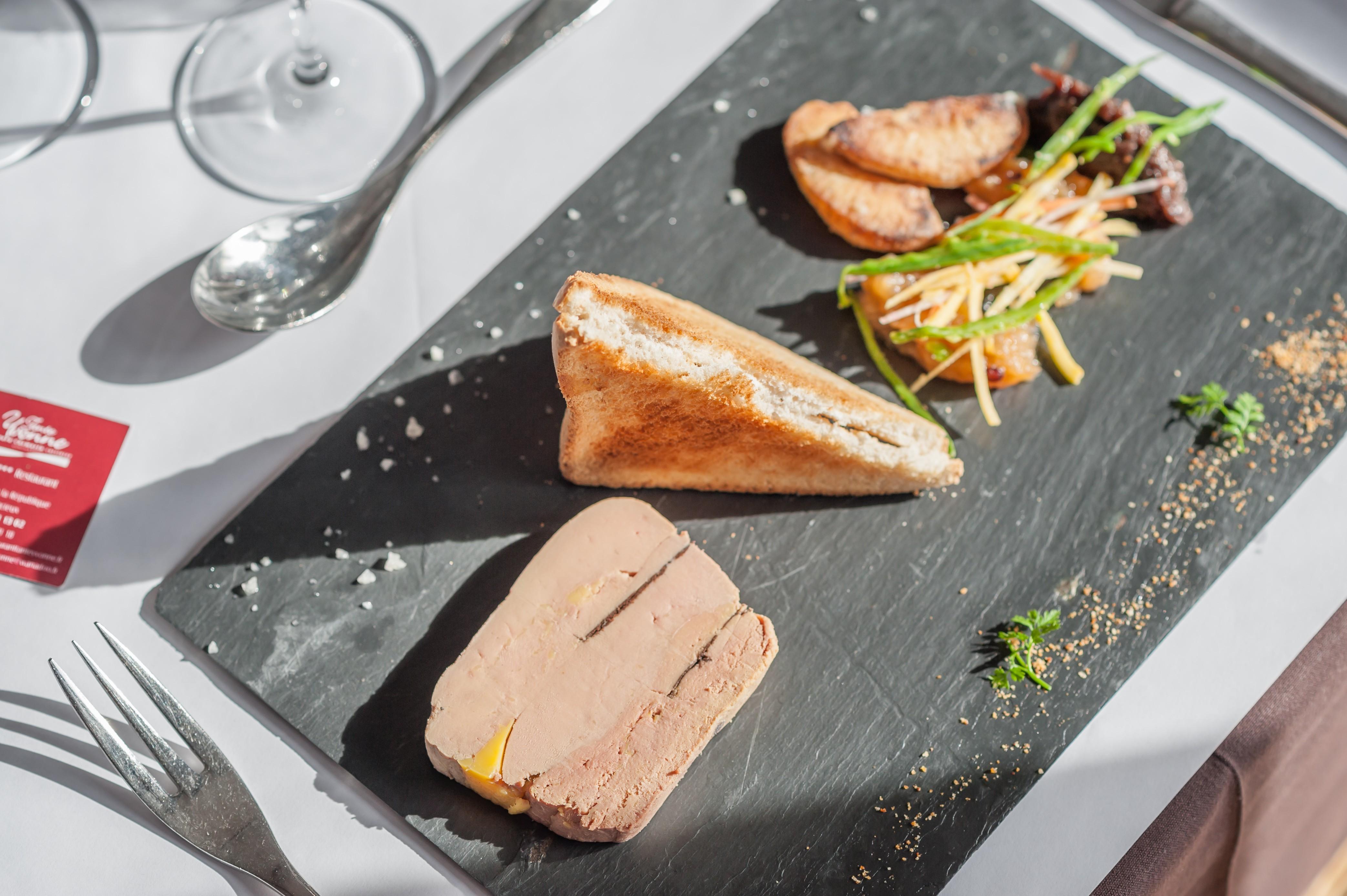 Logis Hotel Tante Yvonne & Son Restaurant Semi-Gastronomique - Lyon Nord 쿠엔시우 외부 사진