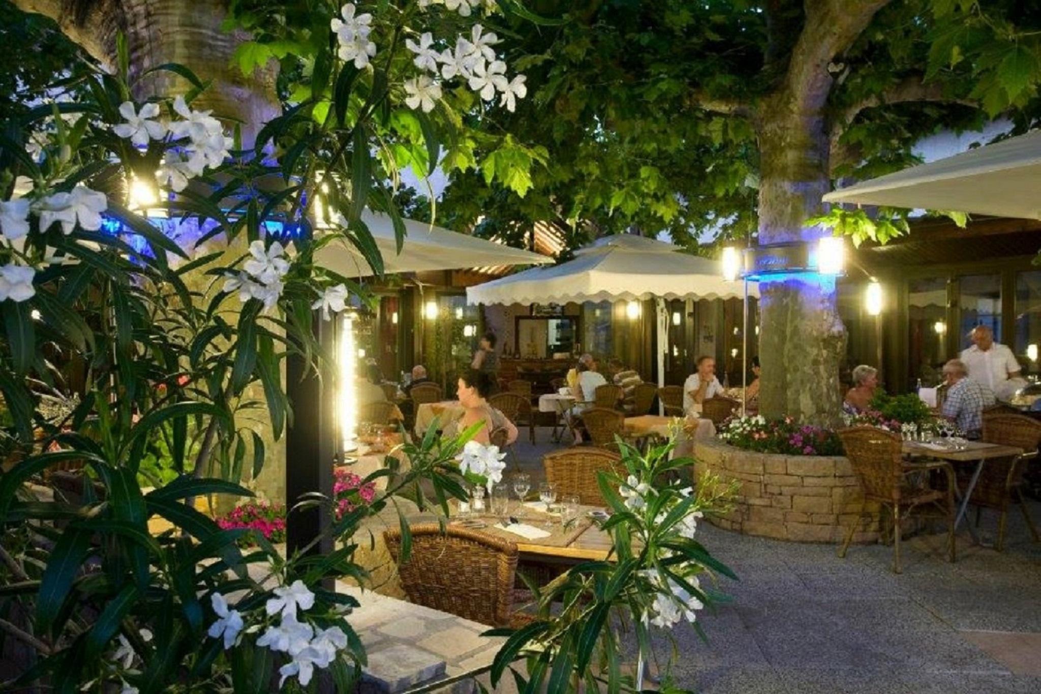 Logis Hotel Tante Yvonne & Son Restaurant Semi-Gastronomique - Lyon Nord 쿠엔시우 외부 사진