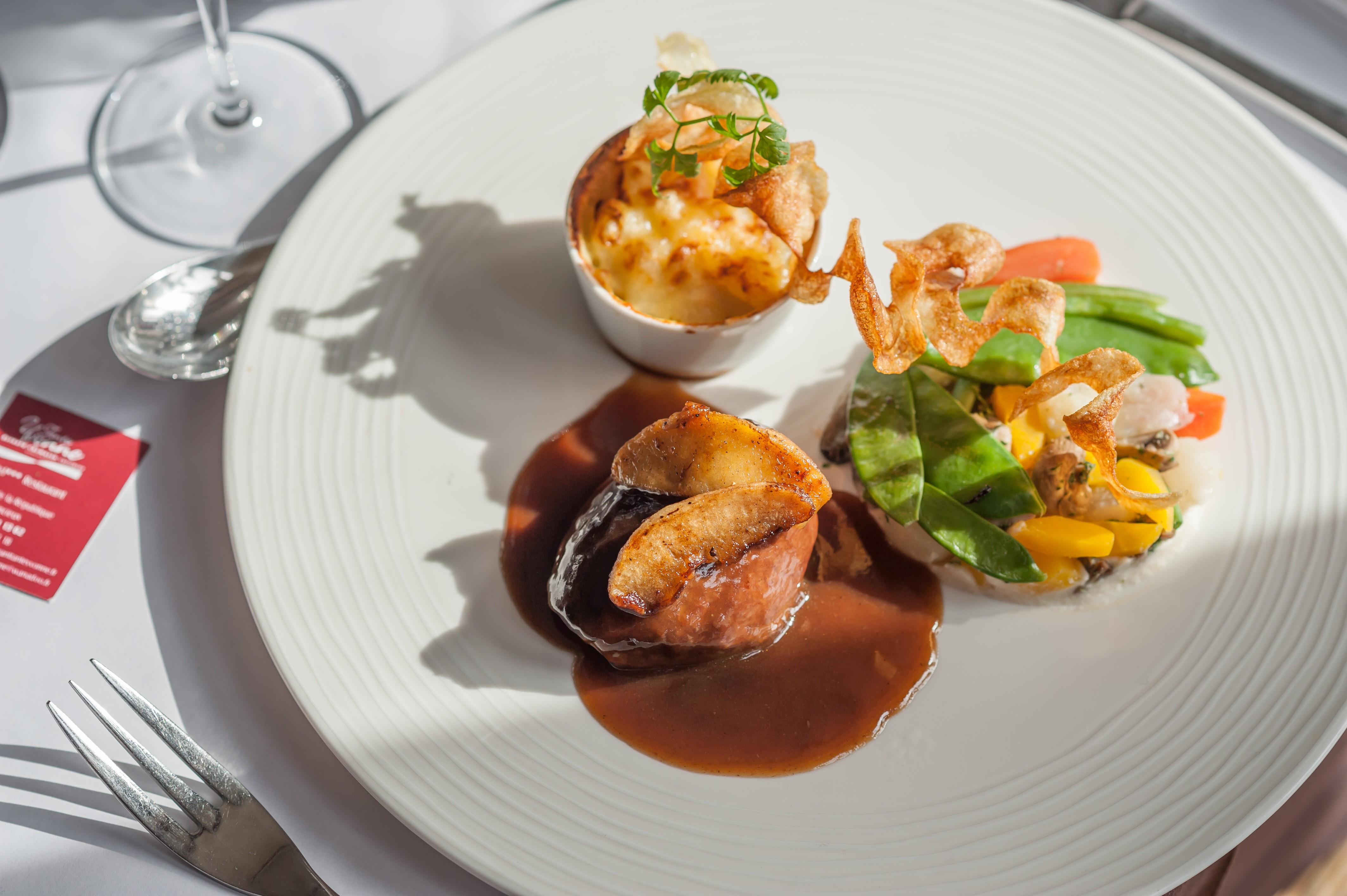 Logis Hotel Tante Yvonne & Son Restaurant Semi-Gastronomique - Lyon Nord 쿠엔시우 외부 사진