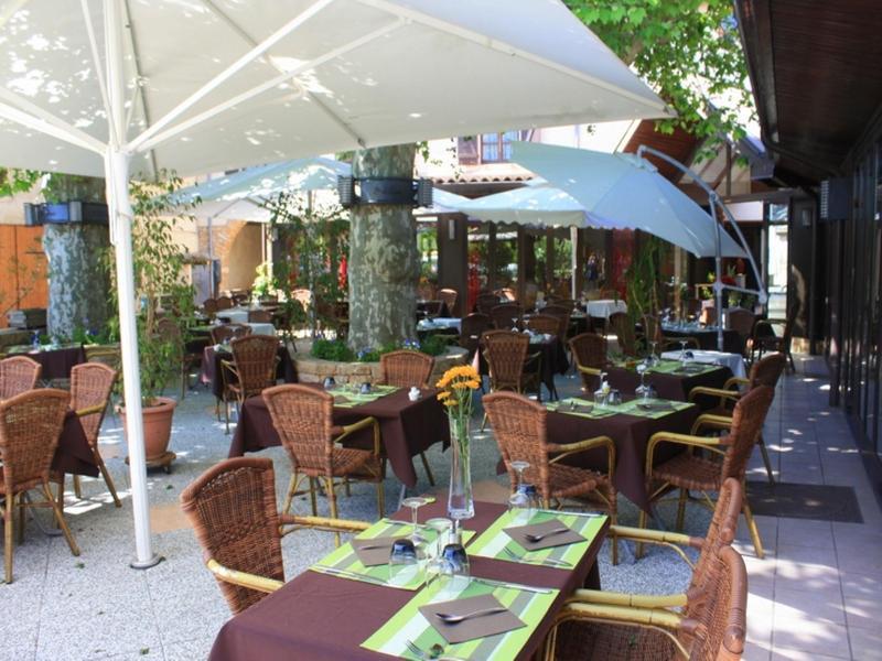 Logis Hotel Tante Yvonne & Son Restaurant Semi-Gastronomique - Lyon Nord 쿠엔시우 외부 사진