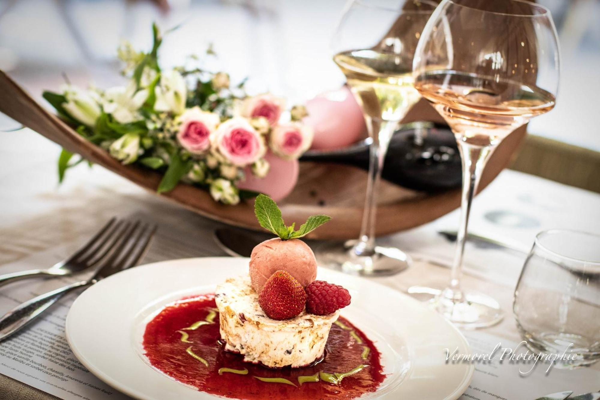 Logis Hotel Tante Yvonne & Son Restaurant Semi-Gastronomique - Lyon Nord 쿠엔시우 외부 사진