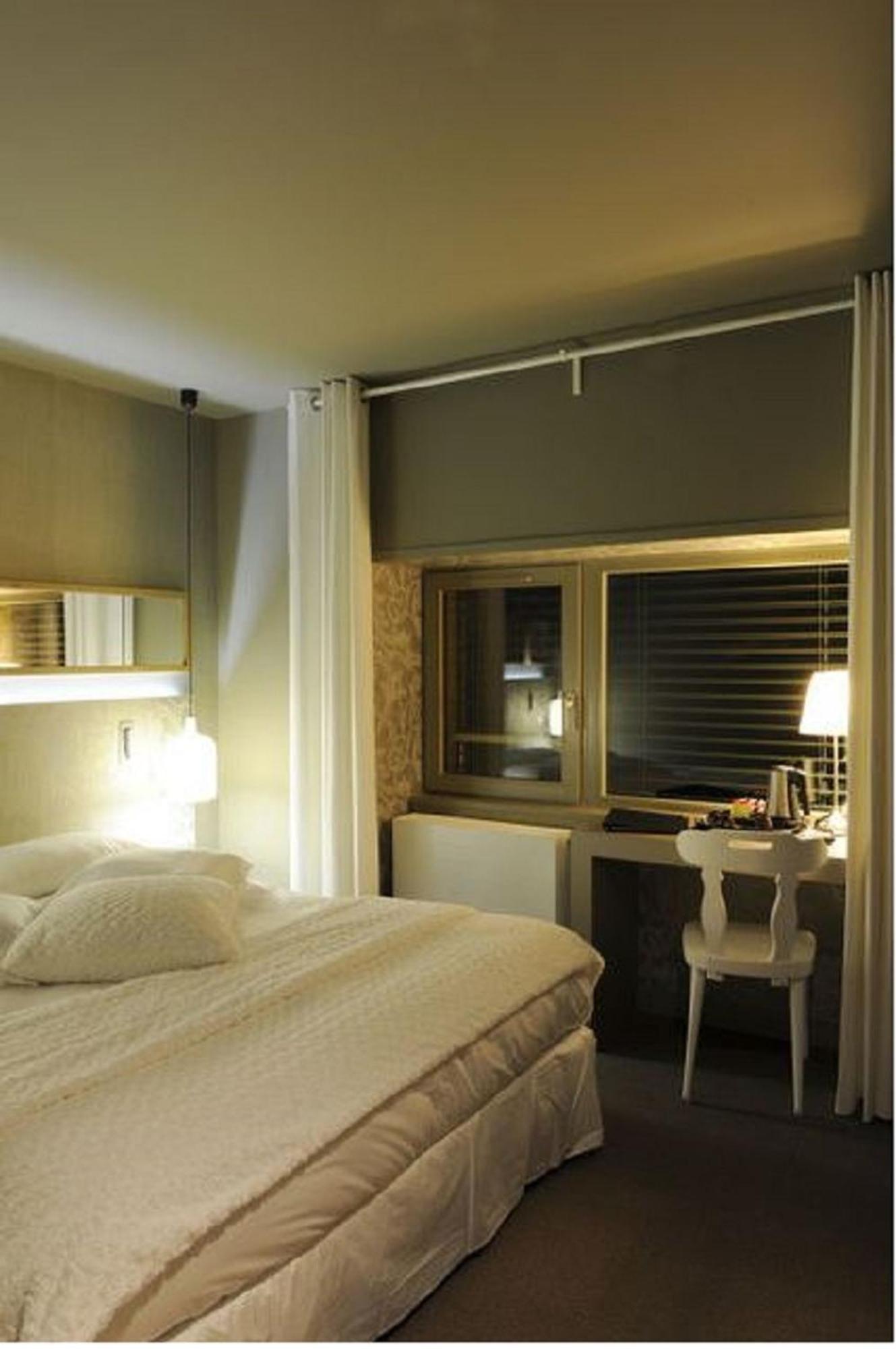 Logis Hotel Tante Yvonne & Son Restaurant Semi-Gastronomique - Lyon Nord 쿠엔시우 객실 사진