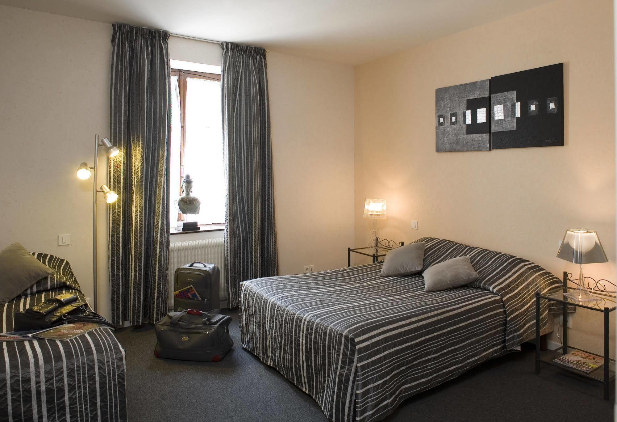 Logis Hotel Tante Yvonne & Son Restaurant Semi-Gastronomique - Lyon Nord 쿠엔시우 외부 사진