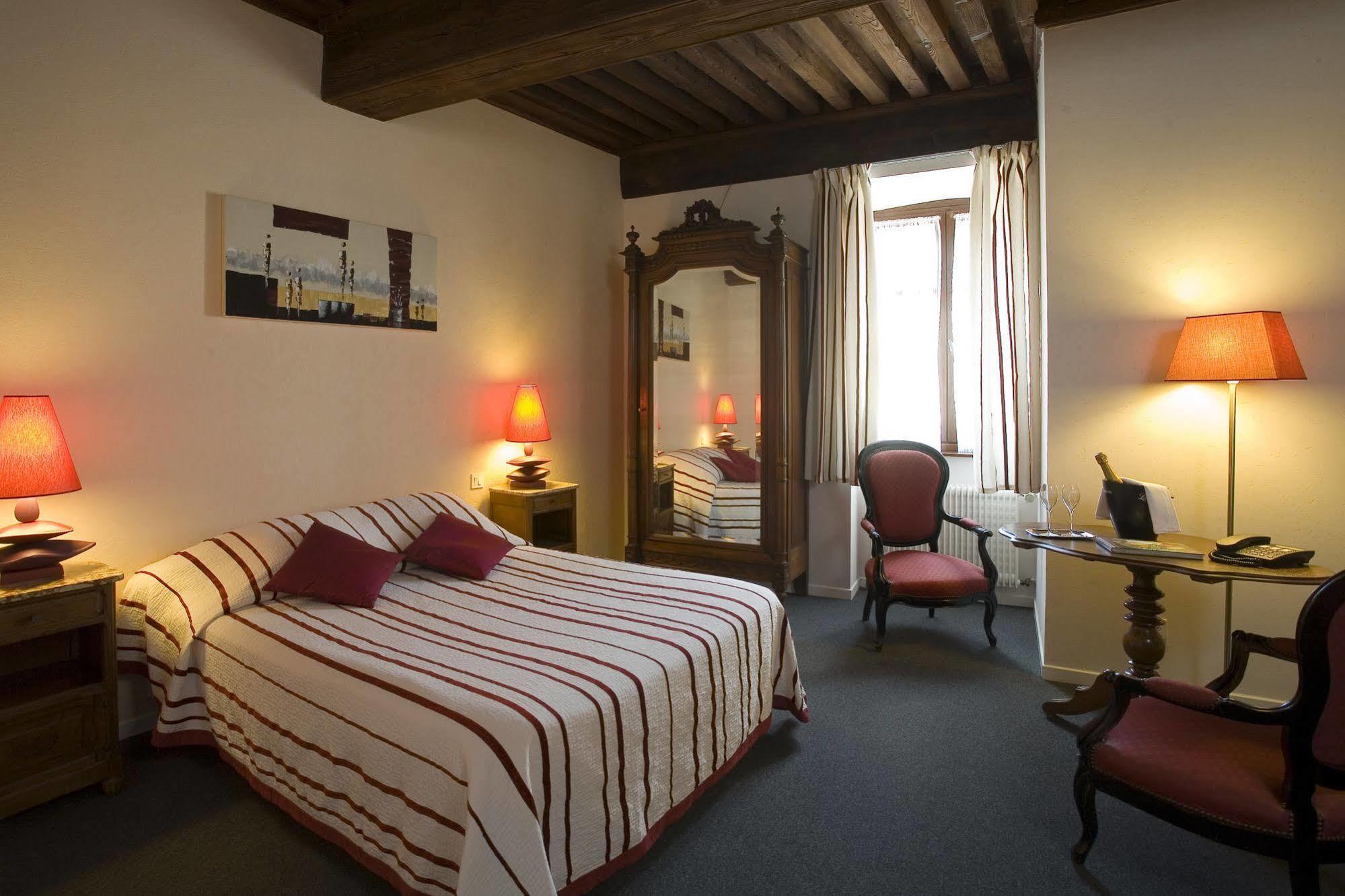 Logis Hotel Tante Yvonne & Son Restaurant Semi-Gastronomique - Lyon Nord 쿠엔시우 외부 사진